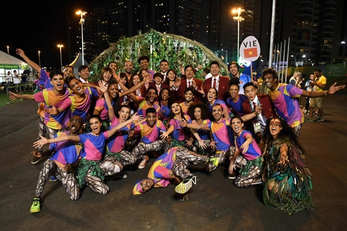 Đoàn Thể thao Việt Nam (áo đỏ) tham dự Thế vận hội (Olympic) 2016 được chào đón trước Lễ thượng cờ tại Làng Olympic ở Rio de Janeiro, Brazil ngày 1/8. AFP/ TTXVN Đoàn Thể thao Việt Nam (áo đỏ) tham dự Thế vận hội (Olympic) 2016 được chào đón trước Lễ thượng cờ tại Làng Olympic ở Rio de Janeiro, Brazil ngày 1/8. AFP/ TTXVN