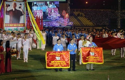 Trao cờ cho đơn vị đăng cai tổ chức. Ảnh: Thanh Tùng –TTXVN Trao cờ cho đơn vị đăng cai tổ chức. Ảnh: Thanh Tùng –TTXVN