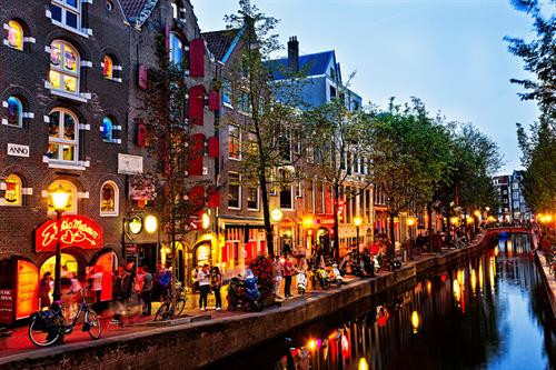 4: Là số mét mà Schiphol - sân bay Amsterdam - nằm dưới mực nước biển. Ảnh: NACO. 165: Là tổng số kênh đào ở Amsterdam với tổng chiều dài lên tới khoảng 100 km. Trong đó, khu vực kênh được đào từ thế kỷ 17 ở Singelracht đã trở thành Di sản Thế giới của UNESCO vào năm 2010. Ảnh: Thewallpaper. 1.281: Đó là tất cả số cầu ở Amsterdam, trong đó 80 cầu nằm trong trung tâm thành phố. Magere Brug - còn được gọi là cầu Skinny - là cây cầu nổi tiếng nhất. Ngoài ra, nơi kênh đào Reguliersgracht và Herengracht giao nhau chính là cầu Bridge of 15 Bridges. Nếu tìm được vị trí lý tưởng, đặc biệt vào ban đêm, bạn có thể nhìn thấy những nhịp cầu có 15 mái vòm được chiếu sáng lung linh. Ảnh: Traveltipy. 1.515: Là số lượng quán bar và cà phê ở Amsterdam. Đây là thiên đường dành cho những người mê bia Heineken. Ảnh: Panoramio. 2.500: Amsterdam có khoảng 2.500 nhà thuyền neo đậu trên khắp các con kênh. Hầu hết trong số đó là nơi cư trú của người dân, một số khác dành sẵn cho du khách. Đáng chú ý, có cả một nhà thuyền chỉ dành riêng cho mèo, đó là De Poezenboot trên kênh Singel. Ảnh: Hotel Cornelisz. 25.000: Hàng năm, có khoảng 25.000 chiếc xe đạp kết thúc “cuộc đời” mình ở các kênh đào của Amsterdam. Vì thế, ở đây cũng đã xuất hiện một nghề khá độc: nghề vớt xe đạp. Theo một thợ “câu” xe đạp ở Amsterdam, khoảng 20% số xe “cuốn theo chiều gió”, 80% còn lại là do người dân cố tình ném xuống. Ảnh: Dutchamsterdam. 881.000: Thật lạ là trong khi cư dân thành phố chỉ có khoảng 799.400 người, Amsterdam có đến khoảng 881.000 chiếc xe đạp. Một số ước tính cho biết cứ mỗi năm lại có khoảng 100.000 chiếc xe bị mất cắp. Đây cũng là thứ bị mất trộm nhiều nhất tại thủ đô Hà Lan mà không phải tiền bạc hay tài sản vĩ đại gì khác. Ảnh: Michell Zappa/Flickr . 11.000.000: Là số lượng trụ gỗ ước tính nâng đỡ cho các tòa nhà ở Amsterdam. Mọi cấu trúc trong thành phố đều sử dụng những trụ gỗ dài từ 15-20 mét chôn xuyên qua bùn và cố định trong một lớp cát dày trung bình 11 m. Một ngôi nhà điển hình ở đây thường có khoảng 10 cây gỗ giúp bảo vệ nó khỏi lớp bùn lầy, trong khi nhà ga trung tâm Central Station phải cần đến gần 9.000 trụ. Ảnh: Erik Tjallinks/Flickr. 20.000.000: Là lượng khách hàng năm tới thăm Amsterdam, nhiều gấp khoảng 20 lần dân số địa phương. May mắn thay, bạn vẫn có thể tìm thấy cho mình những nơi yên tĩnh để thư giãn. Ảnh: National Geographic. 4: Là số mét mà Schiphol - sân bay Amsterdam - nằm dưới mực nước biển. Ảnh: NACO. 165: Là tổng số kênh đào ở Amsterdam với tổng chiều dài lên tới khoảng 100 km. Trong đó, khu vực kênh được đào từ thế kỷ 17 ở Singelracht đã trở thành Di sản Thế giới của UNESCO vào năm 2010. Ảnh: Thewallpaper. 1.281: Đó là tất cả số cầu ở Amsterdam, trong đó 80 cầu nằm trong trung tâm thành phố. Magere Brug - còn được gọi là cầu Skinny - là cây cầu nổi tiếng nhất. Ngoài ra, nơi kênh đào Reguliersgracht và Herengracht giao nhau chính là cầu Bridge of 15 Bridges. Nếu tìm được vị trí lý tưởng, đặc biệt vào ban đêm, bạn có thể nhìn thấy những nhịp cầu có 15 mái vòm được chiếu sáng lung linh. Ảnh: Traveltipy. 1.515: Là số lượng quán bar và cà phê ở Amsterdam. Đây là thiên đường dành cho những người mê bia Heineken. Ảnh: Panoramio. 2.500: Amsterdam có khoảng 2.500 nhà thuyền neo đậu trên khắp các con kênh. Hầu hết trong số đó là nơi cư trú của người dân, một số khác dành sẵn cho du khách. Đáng chú ý, có cả một nhà thuyền chỉ dành riêng cho mèo, đó là De Poezenboot trên kênh Singel. Ảnh: Hotel Cornelisz. 25.000: Hàng năm, có khoảng 25.000 chiếc xe đạp kết thúc “cuộc đời” mình ở các kênh đào của Amsterdam. Vì thế, ở đây cũng đã xuất hiện một nghề khá độc: nghề vớt xe đạp. Theo một thợ “câu” xe đạp ở Amsterdam, khoảng 20% số xe “cuốn theo chiều gió”, 80% còn lại là do người dân cố tình ném xuống. Ảnh: Dutchamsterdam. 881.000: Thật lạ là trong khi cư dân thành phố chỉ có khoảng 799.400 người, Amsterdam có đến khoảng 881.000 chiếc xe đạp. Một số ước tính cho biết cứ mỗi năm lại có khoảng 100.000 chiếc xe bị mất cắp. Đây cũng là thứ bị mất trộm nhiều nhất tại thủ đô Hà Lan mà không phải tiền bạc hay tài sản vĩ đại gì khác. Ảnh: Michell Zappa/Flickr . 11.000.000: Là số lượng trụ gỗ ước tính nâng đỡ cho các tòa nhà ở Amsterdam. Mọi cấu trúc trong thành phố đều sử dụng những trụ gỗ dài từ 15-20 mét chôn xuyên qua bùn và cố định trong một lớp cát dày trung bình 11 m. Một ngôi nhà điển hình ở đây thường có khoảng 10 cây gỗ giúp bảo vệ nó khỏi lớp bùn lầy, trong khi nhà ga trung tâm Central Station phải cần đến gần 9.000 trụ. Ảnh: Erik Tjallinks/Flickr. 20.000.000: Là lượng khách hàng năm tới thăm Amsterdam, nhiều gấp khoảng 20 lần dân số địa phương. May mắn thay, bạn vẫn có thể tìm thấy cho mình những nơi yên tĩnh để thư giãn. Ảnh: National Geographic.