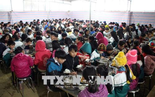 Học sinh ăn tập trung 3 bữa/ngày tại trường Phổ thông Dân tộc nội trú huyện Vân Hồ (tỉnh Sơn La). Ảnh: Diệp Anh – TTXVN Học sinh ăn tập trung 3 bữa/ngày tại trường Phổ thông Dân tộc nội trú huyện Vân Hồ (tỉnh Sơn La). Ảnh: Diệp Anh – TTXVN