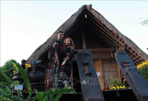Đôi bạn trẻ trong trang phục truyền thống của người Ê Đê chụp ảnh lưu niệm ở ngôi nhà dài trong Khu du lịch cộng đồng Ko Tam. Ảnh: Phạm Cường-TTXVN Đôi bạn trẻ trong trang phục truyền thống của người Ê Đê chụp ảnh lưu niệm ở ngôi nhà dài trong Khu du lịch cộng đồng Ko Tam. Ảnh: Phạm Cường-TTXVN