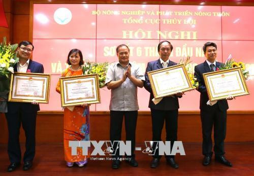 Thứ trưởng Bộ Nông nghiệp và Phát triển Nông thôn Hoàng Văn Thắng thừa ủy quyền của Chủ tịch nước, trao tặng Huân chương Lao động hạng Ba cho các cá nhân. Ảnh: Vũ Sinh - TTXVN Thứ trưởng Bộ Nông nghiệp và Phát triển Nông thôn Hoàng Văn Thắng thừa ủy quyền của Chủ tịch nước, trao tặng Huân chương Lao động hạng Ba cho các cá nhân. Ảnh: Vũ Sinh - TTXVN