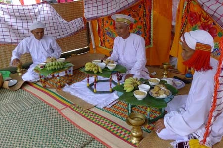 Dâng lễ vật lên ba thầy chức sắc.