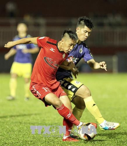 Trong khuôn khổ vòng đấu thứ 7 Giải bóng đá vô địch quốc gia Nuti Cafe V.League 2018 giữa đội Thành phố Hồ Chí Minh (áo đỏ) và đội Hà Nội (áo xanh). Kết quả đội Hà Nội giành chiến thắng với tỷ số 4-1.Ảnh: Quang Nhựt - TTXVN Trong khuôn khổ vòng đấu thứ 7 Giải bóng đá vô địch quốc gia Nuti Cafe V.League 2018 giữa đội Thành phố Hồ Chí Minh (áo đỏ) và đội Hà Nội (áo xanh). Kết quả đội Hà Nội giành chiến thắng với tỷ số 4-1.Ảnh: Quang Nhựt - TTXVN