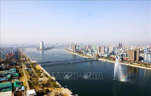 Thủ đô Bình Nhưỡng ngày nay mang một dáng vẻ hiện đại. Ảnh: Phương Hoa – TTXVN Những ngôi nhà cao tầng được sơn nhiều màu sắc mang dáng vẻ hiện đại cho Thủ đô Bình Nhưỡng. Ảnh: Phương Hoa- TTXVN Toàn cảnh thành phố Bình Nhưỡng nhìn từ trên cao. Ảnh: Phương Hoa – TTXVN Tiết mục hòa nhạc của Dàn nhạc Công Huân quốc gia Triều Tiên. Ảnh: Phương Hoa – TTXVN Đúng dịp sinh nhật của Chủ tịch Kim Nhật Thành, Triển lãm hoa được tổ chức tại Thủ đô Bình Nhưỡng. Ảnh: Phương Hoa – TTXVN Một gia đình Triều Tiên tham quan Triển lãm hoa Kim Nhật Thành. Ảnh: Phương Hoa – TTXVN Phụ nữ Triều Tiên mặc trang phục truyền thống vào xem Triển lãm hoa Kim Nhật Thành. Ảnh: Phương Hoa – TTXVN Người dân Triều Tiên xếp hàng vào xem Triển lãm hoa Kim Nhật Thành. Ảnh: Phương Hoa – TTXVN Một ngôi nhà truyền thống bên cạnh những công trình hiện đại. Ảnh: Phương Hoa – TTXVN Người dân và thiếu niên Triều Tiên đến vui chơi ở công viên. Ảnh: Phương Hoa – TTXVN Ngày cuối tuần, người dân Triều Tiên đến vui chơi ở các công viên nổi tiếng. Ảnh: Phương Hoa – TTXVN Một gian hàng dược phẩm ở Bình Nhưỡng. Ảnh: Phương Hoa – TTXVN Học sinh học môn thể thao yêu thích ở trường học. Ảnh: Phương Hoa – TTXVN Lớp học âm nhạc của học sinh Triều Tiên. Ảnh: Phương Hoa – TTXVN Lớp dạy lập trình tại Cung Học sinh Thiếu niên Vạn Cảnh Đài. Ảnh: Phương Hoa – TTXVN Triều Tiên rất chú trọng đến việc phát triển toàn diện con người, học sinh được tham gia các lớp học nghệ thuật. Ảnh: Phương Hoa- TTXVN Học sinh Triều Tiên học viết thư pháp. Ảnh: Phương Hoa – TTXVN Một cặp vợ chồng sắp cưới chụp ảnh trước Bảo tàng Chiến thắng Chiến tranh Giải phóng Tổ quốc. Ảnh: Phương Hoa – TTXVN Người dân xếp hàng trật tự lên phương tiện giao thông công cộng. Ảnh: Phương Hoa- TTXVN Cung Thái Dương Kumsusan-nơi an nghỉ của Chủ tịch Kim Nhật Thành và Kim Jong - Il. Ảnh: Phương Hoa – TTXVN Nhà ga trung tâm ở Thủ đô Bình Nhưỡng. Ảnh: Phương Hoa – TTXVN Tòa nhà Quốc hội ở Thủ đô Bình Nhưỡng. Ảnh: Phương Hoa – TTXVN Ngoài phương tiện giao thông công cộng, người dân Bình Nhưỡng thường xuyên sử dụng xe đạp. Ảnh: Phương Hoa – TTXVN Hoa nở trên đường phố cùng với những ngôi nhà cao tầng mang nhiều màu sắc rực rỡ. Ảnh: Phương Hoa – TTXVN Tượng "Vạn Lý Mã" - bức tượng nổi tiếng ở Bình Nhưỡng. Ảnh: Phương Hoa – TTXVN Những dãy phố với công trình kiến trúc hiện đại được xây dựng ở Bình Nhưỡng. Ảnh: Phương Hoa – TTXVN Nhiều chung cư cao tầng được xây dựng phục vụ chỗ ở cho người dân ở Thủ đô Bình Nhưỡng. Ảnh: Phương Hoa – TTXVN Khải Hoàn Môn - một công trình nổi tiếng ở Bình Nhưỡng. Ảnh: Phương Hoa – TTXVN Tháp Chủ thể cao 170 m là Tượng đài về học thuyết tự lực tự cường ở Triều Tiên. Ảnh: Phương Hoa – TTXVN Một công trình kiến trúc truyền thống của Triều Tiên tại Thủ đô Bình Nhưỡng. Ảnh: Phương Hoa – TTXVN Quảng trường Kim Nhật Thành, nơi tổ chức các sự kiện lớn của Triều Tiên. Ảnh: Phương Hoa – TTXVN Pin năng lượng mặt trời được sử dụng ở nhiều nơi tại Thủ đô Bình Nhưỡng. Ảnh: Phương Hoa – TTXVN Ô tô điện là phương tiện giao thông công cộng phổ biển ở Bình Nhưỡng. Ảnh: Phương Hoa – TTXVN Nhà ga Bình Nhưỡng nhìn từ trên cao. Ảnh: Phương Hoa – TTXVN Tòa nhà Ryugyong cao 330m ở Thủ đô Bình Nhưỡng. Ảnh: Phương Hoa – TTXVN Một công trình lịch sử ở Thủ đô Bình Nhưỡng. Ảnh: Phương Hoa – TTXVN Học sinh mầm non được cô giáo dẫn đi dã ngoại. Ảnh: Phương Hoa – TTXVN Thủ đô Bình Nhưỡng nhìn từ trên cao. Ảnh: Phương Hoa – TTXVN Khu Chang Jong, nơi tập trung nhiều nhà cao tầng. Ảnh: Phương Hoa – TTXVN Thủ đô Bình Nhưỡng ngày nay mang một dáng vẻ hiện đại. Ảnh: Phương Hoa – TTXVN Những ngôi nhà cao tầng được sơn nhiều màu sắc mang dáng vẻ hiện đại cho Thủ đô Bình Nhưỡng. Ảnh: Phương Hoa- TTXVN Toàn cảnh thành phố Bình Nhưỡng nhìn từ trên cao. Ảnh: Phương Hoa – TTXVN Tiết mục hòa nhạc của Dàn nhạc Công Huân quốc gia Triều Tiên. Ảnh: Phương Hoa – TTXVN Đúng dịp sinh nhật của Chủ tịch Kim Nhật Thành, Triển lãm hoa được tổ chức tại Thủ đô Bình Nhưỡng. Ảnh: Phương Hoa – TTXVN Một gia đình Triều Tiên tham quan Triển lãm hoa Kim Nhật Thành. Ảnh: Phương Hoa – TTXVN Phụ nữ Triều Tiên mặc trang phục truyền thống vào xem Triển lãm hoa Kim Nhật Thành. Ảnh: Phương Hoa – TTXVN Người dân Triều Tiên xếp hàng vào xem Triển lãm hoa Kim Nhật Thành. Ảnh: Phương Hoa – TTXVN Một ngôi nhà truyền thống bên cạnh những công trình hiện đại. Ảnh: Phương Hoa – TTXVN Người dân và thiếu niên Triều Tiên đến vui chơi ở công viên. Ảnh: Phương Hoa – TTXVN Ngày cuối tuần, người dân Triều Tiên đến vui chơi ở các công viên nổi tiếng. Ảnh: Phương Hoa – TTXVN Một gian hàng dược phẩm ở Bình Nhưỡng. Ảnh: Phương Hoa – TTXVN Học sinh học môn thể thao yêu thích ở trường học. Ảnh: Phương Hoa – TTXVN Lớp học âm nhạc của học sinh Triều Tiên. Ảnh: Phương Hoa – TTXVN Lớp dạy lập trình tại Cung Học sinh Thiếu niên Vạn Cảnh Đài. Ảnh: Phương Hoa – TTXVN Triều Tiên rất chú trọng đến việc phát triển toàn diện con người, học sinh được tham gia các lớp học nghệ thuật. Ảnh: Phương Hoa- TTXVN Học sinh Triều Tiên học viết thư pháp. Ảnh: Phương Hoa – TTXVN Một cặp vợ chồng sắp cưới chụp ảnh trước Bảo tàng Chiến thắng Chiến tranh Giải phóng Tổ quốc. Ảnh: Phương Hoa – TTXVN Người dân xếp hàng trật tự lên phương tiện giao thông công cộng. Ảnh: Phương Hoa- TTXVN Cung Thái Dương Kumsusan-nơi an nghỉ của Chủ tịch Kim Nhật Thành và Kim Jong - Il. Ảnh: Phương Hoa – TTXVN Nhà ga trung tâm ở Thủ đô Bình Nhưỡng. Ảnh: Phương Hoa – TTXVN Tòa nhà Quốc hội ở Thủ đô Bình Nhưỡng. Ảnh: Phương Hoa – TTXVN Ngoài phương tiện giao thông công cộng, người dân Bình Nhưỡng thường xuyên sử dụng xe đạp. Ảnh: Phương Hoa – TTXVN Hoa nở trên đường phố cùng với những ngôi nhà cao tầng mang nhiều màu sắc rực rỡ. Ảnh: Phương Hoa – TTXVN Tượng "Vạn Lý Mã" - bức tượng nổi tiếng ở Bình Nhưỡng. Ảnh: Phương Hoa – TTXVN Những dãy phố với công trình kiến trúc hiện đại được xây dựng ở Bình Nhưỡng. Ảnh: Phương Hoa – TTXVN Nhiều chung cư cao tầng được xây dựng phục vụ chỗ ở cho người dân ở Thủ đô Bình Nhưỡng. Ảnh: Phương Hoa – TTXVN Khải Hoàn Môn - một công trình nổi tiếng ở Bình Nhưỡng. Ảnh: Phương Hoa – TTXVN Tháp Chủ thể cao 170 m là Tượng đài về học thuyết tự lực tự cường ở Triều Tiên. Ảnh: Phương Hoa – TTXVN Một công trình kiến trúc truyền thống của Triều Tiên tại Thủ đô Bình Nhưỡng. Ảnh: Phương Hoa – TTXVN Quảng trường Kim Nhật Thành, nơi tổ chức các sự kiện lớn của Triều Tiên. Ảnh: Phương Hoa – TTXVN Pin năng lượng mặt trời được sử dụng ở nhiều nơi tại Thủ đô Bình Nhưỡng. Ảnh: Phương Hoa – TTXVN Ô tô điện là phương tiện giao thông công cộng phổ biển ở Bình Nhưỡng. Ảnh: Phương Hoa – TTXVN Nhà ga Bình Nhưỡng nhìn từ trên cao. Ảnh: Phương Hoa – TTXVN Tòa nhà Ryugyong cao 330m ở Thủ đô Bình Nhưỡng. Ảnh: Phương Hoa – TTXVN Một công trình lịch sử ở Thủ đô Bình Nhưỡng. Ảnh: Phương Hoa – TTXVN Học sinh mầm non được cô giáo dẫn đi dã ngoại. Ảnh: Phương Hoa – TTXVN Thủ đô Bình Nhưỡng nhìn từ trên cao. Ảnh: Phương Hoa – TTXVN Khu Chang Jong, nơi tập trung nhiều nhà cao tầng. Ảnh: Phương Hoa – TTXVN