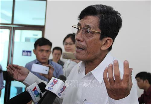 Ông Lê Văn Lung, người có đất bị thu hồi sai bày tỏ quan điểm tại buổi tiếp dân. Ảnh: Trần Xuân Tình - TTXVN Ông Lê Văn Lung, người có đất bị thu hồi sai bày tỏ quan điểm tại buổi tiếp dân. Ảnh: Trần Xuân Tình - TTXVN