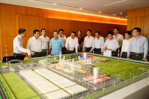 Lãnh đạo Học viện Chính trị quốc gia Hồ Chí Minh và lãnh đạo Tập đoàn Dầu khí quốc gia Việt Nam tham quan phòng truyền thống của Tập đoàn Dầu khí. Ảnh: TTXVN phát