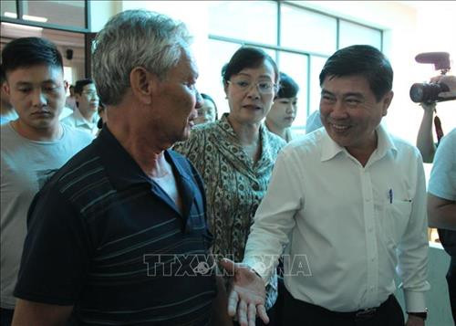 Ông Nguyễn Thành Phong, Chủ tịch Ủy ban nhân dân Thành phố Hồ Chí Minh trao đổi với người dân Thủ Thiêm sau buổi gặp gỡ. Ảnh: Xuân Dự - TTXVN Ông Nguyễn Thành Phong, Chủ tịch Ủy ban nhân dân Thành phố Hồ Chí Minh trao đổi với người dân Thủ Thiêm sau buổi gặp gỡ. Ảnh: Xuân Dự - TTXVN