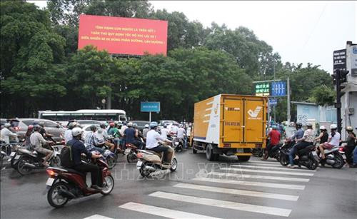 Điểm giao cắt đường Trần Quốc Hoàn và Phan Thúc Duyện thường xuyên có lưu lượng xe rất đông. Theo quy hoạch, vị trí này được nghiên cứu tuyến đường trên cao kết nối Nhà ga T3 trong tương lai. Ảnh: Tiến Lực - TTXVN Điểm giao cắt đường Trần Quốc Hoàn và Phan Thúc Duyện thường xuyên có lưu lượng xe rất đông. Theo quy hoạch, vị trí này được nghiên cứu tuyến đường trên cao kết nối Nhà ga T3 trong tương lai. Ảnh: Tiến Lực - TTXVN