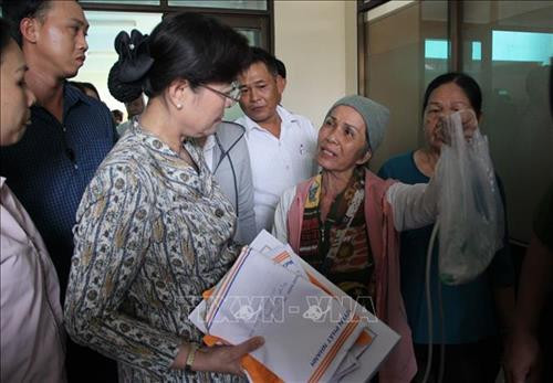 Bà Nguyễn Thị Quyết Tâm, Chủ tịch Hội đồng nhân dân Thành phố Hồ Chí Minh tiếp nhận phản ánh của người dân Thủ Thiêm sau buổi gặp gỡ. Ảnh: Xuân Dự - TTXVN Bà Nguyễn Thị Quyết Tâm, Chủ tịch Hội đồng nhân dân Thành phố Hồ Chí Minh tiếp nhận phản ánh của người dân Thủ Thiêm sau buổi gặp gỡ. Ảnh: Xuân Dự - TTXVN