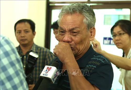 Hộ dân Nguyễn Văn Thạch "nghẹn ngào" kể về việc thu hồi đất sai quy định. Ảnh: Trần Xuân Tình - TTXVN Hộ dân Nguyễn Văn Thạch "nghẹn ngào" kể về việc thu hồi đất sai quy định. Ảnh: Trần Xuân Tình - TTXVN