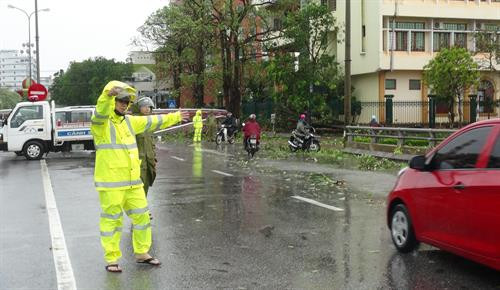 Lực lượng CSGT đang phân luồng xe trên tuyến Quốc lộ 1A đoạn qua thành phố Đồng Hới. Ảnh: Đức Thọ - TTXVN