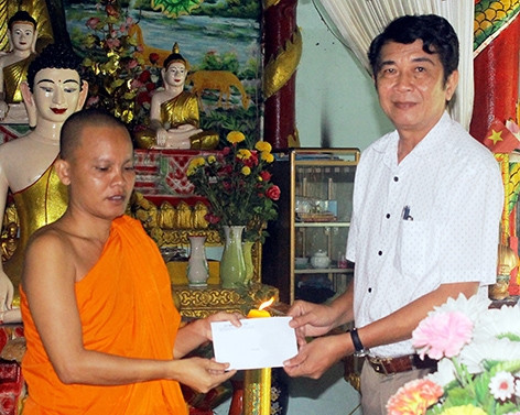 Ông Lý Khon, Phó Vụ trưởng Vụ địa phương III, Ủy Ban dân tộc, đến thăm và tặng quà Hội Đoàn kết sư sãi yêu nước tỉnh. Ông Lý Khon, Phó Vụ trưởng Vụ địa phương III, Ủy Ban dân tộc, đến thăm và tặng quà Hội Đoàn kết sư sãi yêu nước tỉnh.