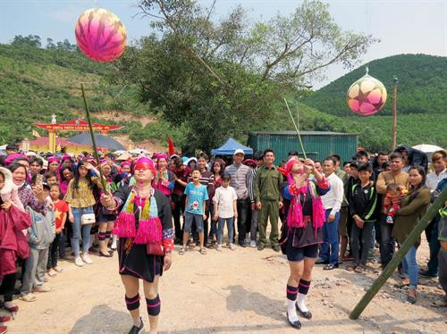 Phần thi nấu cơm gánh. Ảnh: Văn Đức - TTXVN Nghi lễ phóng sinh trên sông Ba Chẽ. Ảnh: Văn Đức - TTXVN Trò chơi bịp mắt đập trống tại lễ hội. Ảnh: Văn Đức - TTXVN Nghi lễ rước nước. Ảnh: Văn Đức - TTXVN Trò chơi đi cầu khỉ tại lễ hội. Ảnh: Văn Đức - TTXVN Phần thi nấu cơm gánh. Ảnh: Văn Đức - TTXVN Nghi lễ phóng sinh trên sông Ba Chẽ. Ảnh: Văn Đức - TTXVN Trò chơi bịp mắt đập trống tại lễ hội. Ảnh: Văn Đức - TTXVN Nghi lễ rước nước. Ảnh: Văn Đức - TTXVN Trò chơi đi cầu khỉ tại lễ hội. Ảnh: Văn Đức - TTXVN