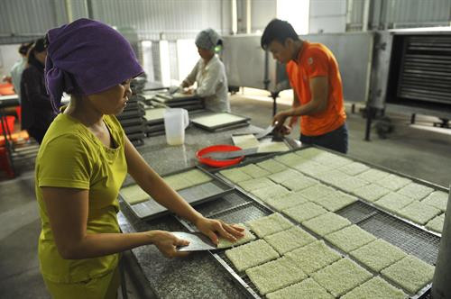 Đóng gói sản phẩm cơm cháy Ninh Bình để bảo quản tốt để xuất bán. Sản phẩm cơm cháy Ninh Bình Sau khi được nấu chín, cơm được cắt ra từng miếng nhỏ để cho vào lò sấy. Cơm được xắt thành miếng trước khi cho vào chiên giòn. Gạo được trải đều trước khi cho vào lò hấp chín. Đóng gói sản phẩm cơm cháy Ninh Bình để bảo quản tốt để xuất bán. Sản phẩm cơm cháy Ninh Bình Sau khi được nấu chín, cơm được cắt ra từng miếng nhỏ để cho vào lò sấy. Cơm được xắt thành miếng trước khi cho vào chiên giòn. Gạo được trải đều trước khi cho vào lò hấp chín.