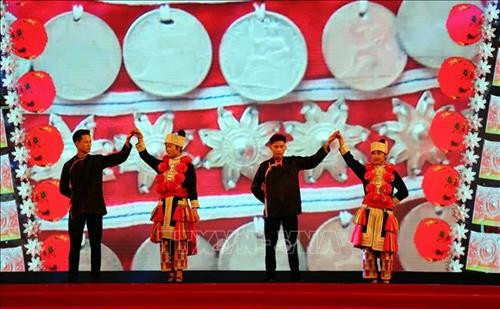 Trình diễn trang phục của người Dao Đỏ. Ảnh: Quang Đán – TTXVN Trình diễn trang phục của người Dao Đỏ. Ảnh: Quang Đán – TTXVN