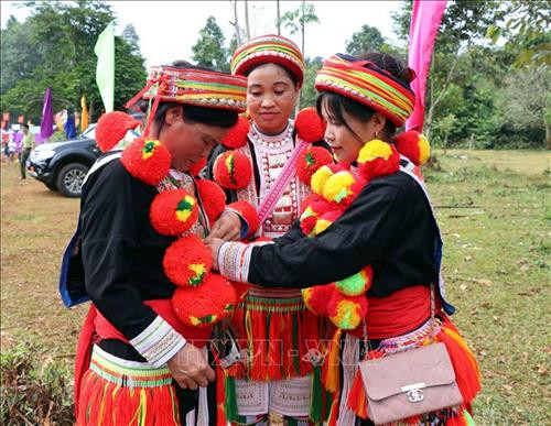 Trang phục của người Dao Đỏ tỉnh Tuyên Quang. Ảnh: Quang Đán - TTXVN Trang phục của người Dao Đỏ tỉnh Tuyên Quang. Ảnh: Quang Đán - TTXVN