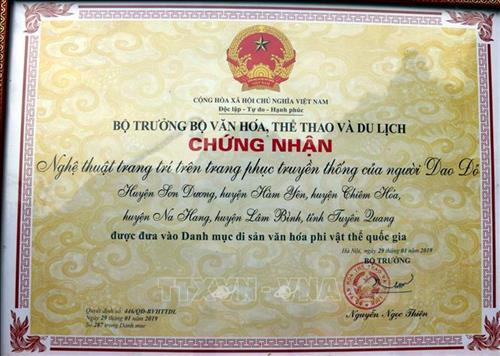 Giấy chứng nhận “Nghệ thuật trang trí trên trang phục truyền thống của người Dao Đỏ" được Bộ Văn hóa, Thể thao và Du lịch chứng nhận là Di sản văn hóa phi vật thể Quốc gia. Ảnh: Quang Đán – TTXVN Giấy chứng nhận “Nghệ thuật trang trí trên trang phục truyền thống của người Dao Đỏ" được Bộ Văn hóa, Thể thao và Du lịch chứng nhận là Di sản văn hóa phi vật thể Quốc gia. Ảnh: Quang Đán – TTXVN