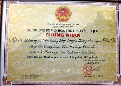 Giấy chứng nhận “Nghệ thuật trang trí trên trang phục truyền thống của người Dao Đỏ" được Bộ Văn hóa, Thể thao và Du lịch chứng nhận là Di sản văn hóa phi vật thể Quốc gia. Ảnh: Quang Đán – TTXVN