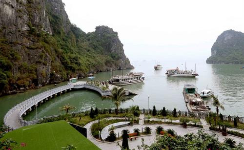 Đường vào động Thiên Cung. Ảnh: Quang Quyết - TTXVN Không chỉ công nhận Vịnh Hạ Long là di sản thiên nhiên thế giới với giá trị ngoại hạng toàn cầu về mặt thẩm mĩ (12/1994), danh thắng này của Việt Nam còn được UNESCO công nhận là di sản thế giới lần thứ 2 theo tiêu chuẩn về giá trị địa chất với hai giá trị nổi bật toàn cầu về lịch sử địa chất và địa mạo caxtơ. Ảnh: Quang Quyết - TTXVN Đảo đá và các hang động trên Vịnh Hạ Long mang đặc trưng của địa hình có tuổi kiến tạo địa chất từ 250 - 280 triệu năm, là kết quả của quá trình vận động nâng lên, hạ xuống nhiều lần từ lục địa thành trũng biển. Ảnh: Quang Quyết - TTXVN Một góc hang Đầu Gỗ, một trong các động tuyệt đẹp bên trong các đảo đá trên Vịnh Hạ Long. Ảnh: Quang Quyết - TTXVN Tiềm ẩn trong lòng các đảo đá trên Vịnh Hạ Long là những hang động tuyệt đẹp như động Thiên Cung, hang Đầu Gỗ, động Sửng Sốt, hang Trinh Nữ, động Tam Cung… Đó thực sự là những "lâu đài của tạo hoá" giữa chốn trần gian. Ảnh: Quang Quyết - TTXVN Một góc hang Sửng Sốt - một trong các động tuyệt đẹp trong lòng đảo đá của Vịnh Hạ Long. Ảnh: Quang Quyết - TTXVN Phần lớn đảo đá trong Vịnh Hạ Long là đảo đá vôi, trong đó vùng lõi của Vịnh có diện tích 335 km² quần tụ dày đặc 775 hòn đảo. Ảnh: Quang Quyết - TTXVN Vịnh Hạ Long có tổng diện tích 1553 km2 gồm 1969 hòn đảo lớn nhỏ, trong đó 989 đảo có tên và 980 đảo chưa có tên. Ảnh: Quang Quyết - TTXVN Vùng di sản của Vịnh Hạ Long được UNESCO công nhận có diện tích 434 km2, bao gồm 775 đảo, như một hình tam giác với ba đỉnh là đảo Đầu Gỗ (phía tây), hồ Ba Hầm (phía nam) và đảo Cống Tây (phía đông). Ảnh: Quang Quyết - TTXVN Vịnh Hạ Long nằm ở vùng Đông Bắc Việt Nam, là một phần phía tây Vịnh Bắc Bộ, bao gồm vùng biển của thành phố Hạ Long, thành phố Cẩm Phả và một phần của huyện đảo Vân Đồn. Ảnh: Quang Quyết - TTXVN Một góc Vịnh Hạ Long. Ảnh: Quang Quyết - TTXVN Đường vào động Thiên Cung. Ảnh: Quang Quyết - TTXVN Không chỉ công nhận Vịnh Hạ Long là di sản thiên nhiên thế giới với giá trị ngoại hạng toàn cầu về mặt thẩm mĩ (12/1994), danh thắng này của Việt Nam còn được UNESCO công nhận là di sản thế giới lần thứ 2 theo tiêu chuẩn về giá trị địa chất với hai giá trị nổi bật toàn cầu về lịch sử địa chất và địa mạo caxtơ. Ảnh: Quang Quyết - TTXVN Đảo đá và các hang động trên Vịnh Hạ Long mang đặc trưng của địa hình có tuổi kiến tạo địa chất từ 250 - 280 triệu năm, là kết quả của quá trình vận động nâng lên, hạ xuống nhiều lần từ lục địa thành trũng biển. Ảnh: Quang Quyết - TTXVN Một góc hang Đầu Gỗ, một trong các động tuyệt đẹp bên trong các đảo đá trên Vịnh Hạ Long. Ảnh: Quang Quyết - TTXVN Tiềm ẩn trong lòng các đảo đá trên Vịnh Hạ Long là những hang động tuyệt đẹp như động Thiên Cung, hang Đầu Gỗ, động Sửng Sốt, hang Trinh Nữ, động Tam Cung… Đó thực sự là những "lâu đài của tạo hoá" giữa chốn trần gian. Ảnh: Quang Quyết - TTXVN Một góc hang Sửng Sốt - một trong các động tuyệt đẹp trong lòng đảo đá của Vịnh Hạ Long. Ảnh: Quang Quyết - TTXVN Phần lớn đảo đá trong Vịnh Hạ Long là đảo đá vôi, trong đó vùng lõi của Vịnh có diện tích 335 km² quần tụ dày đặc 775 hòn đảo. Ảnh: Quang Quyết - TTXVN Vịnh Hạ Long có tổng diện tích 1553 km2 gồm 1969 hòn đảo lớn nhỏ, trong đó 989 đảo có tên và 980 đảo chưa có tên. Ảnh: Quang Quyết - TTXVN Vùng di sản của Vịnh Hạ Long được UNESCO công nhận có diện tích 434 km2, bao gồm 775 đảo, như một hình tam giác với ba đỉnh là đảo Đầu Gỗ (phía tây), hồ Ba Hầm (phía nam) và đảo Cống Tây (phía đông). Ảnh: Quang Quyết - TTXVN Vịnh Hạ Long nằm ở vùng Đông Bắc Việt Nam, là một phần phía tây Vịnh Bắc Bộ, bao gồm vùng biển của thành phố Hạ Long, thành phố Cẩm Phả và một phần của huyện đảo Vân Đồn. Ảnh: Quang Quyết - TTXVN Một góc Vịnh Hạ Long. Ảnh: Quang Quyết - TTXVN