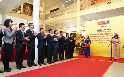 Triển lãm ảnh “Quan hệ Việt Nam – Lào mãi mãi vững bền hơn núi, hơn sông” ảnh 3