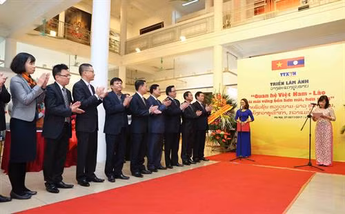 Triển lãm ảnh “Quan hệ Việt Nam – Lào mãi mãi vững bền hơn núi, hơn sông” ảnh 3