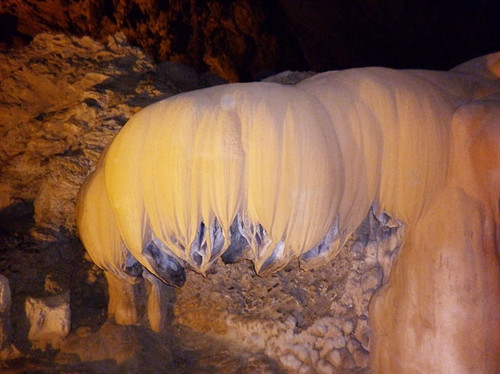 Khối nhũ đá hình đài sen úp ngược tinh xảo và tuyệt đẹp trong động Ngườm Ngao.