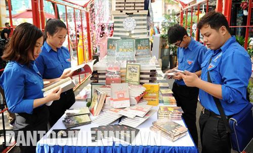 Đoàn viên, thanh niên Thành phố Hồ Chí Minh tham quan không gian trưng bày sách chủ đề về Mậu Thân - Về Sài Gòn. Ảnh: An Hiếu Đoàn viên, thanh niên Thành phố Hồ Chí Minh tham quan không gian trưng bày sách chủ đề về Mậu Thân - Về Sài Gòn. Ảnh: An Hiếu
