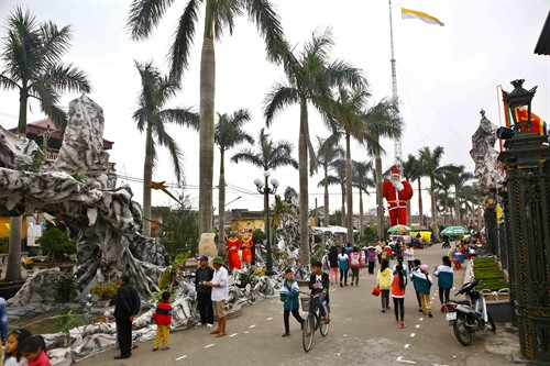 Ngay từ chiều 24/12, không khí đón giáng sinh đã rồn ràng tại giáo xứ Xuân Dực, huyện Xuân Trường (Nam Định). Ảnh: Minh Quyết- TTXVN Ngay từ chiều 24/12, không khí đón giáng sinh đã rồn ràng tại giáo xứ Xuân Dực, huyện Xuân Trường (Nam Định). Ảnh: Minh Quyết- TTXVN