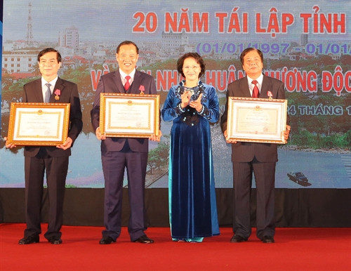 Quốc hội Nguyễn Thị Kim Ngân trao Huân chương Độc lập hạng Nhì cho các đồng chí lãnh đạo tỉnh Hải Dương. Ảnh: Trọng Đức-TTXVN