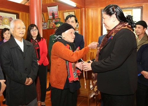 Phó Chủ tịch Quốc hội Tòng Thị Phóng thăm hỏi, tặng quà cụ Nông Thị Khìn- người đã đưa cơm cho Bác Hồ trong thời gian Bác hoạt động ở Hà Quảng (Cao Bằng). Ảnh: Phương Hoa- TTXVN