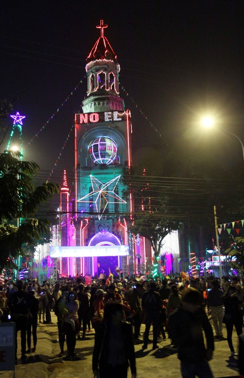 Hòa chung không khí vui tươi, an lành của đêm Giáng sinh năm 2016, các nhà thờ trên địa bàn tỉnh Yên Bái được trang hoàng lộng lẫy và tổ chức các hoạt động đón mùa Lễ Giáng sinh an lành, hạnh phúc. Ảnh: Thế Duyệt- TTXVN Hòa chung không khí vui tươi, an lành của đêm Giáng sinh năm 2016, các nhà thờ trên địa bàn tỉnh Yên Bái được trang hoàng lộng lẫy và tổ chức các hoạt động đón mùa Lễ Giáng sinh an lành, hạnh phúc. Ảnh: Thế Duyệt- TTXVN