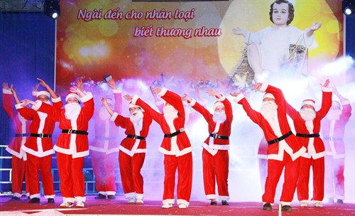 Hòa chung không khí vui tươi, an lành của đêm Giáng Sinh năm 2016, anh em các dân tộc trên Cao nguyên Đắk Lắk từ các buôn làng nô nức đua nhau về Trung tâm ngã sáu Buôn Ma Thuột, nơi có Tòa Giám mục, Nhà thờ Chính tòa (Giáo xứ Thánh tâm) để xem ca nhạc, chiêm ngưỡng các hang đá được trang hoàng đèn, hoa, bông tuyết lộng lẫy tái hiện lại cảnh “Chúa Giáng sinh”… tận hưởng một mùa Nôen ấp áp, và an lành. Trong ảnh: Tiết mục văn nghệ tại Nhà thờ Chính tòa (Giáo xứ Thánh tâm) Đắk Lắk. Ảnh: Tuấn Anh – TTXVN. Hòa chung không khí vui tươi, an lành của đêm Giáng Sinh năm 2016, anh em các dân tộc trên Cao nguyên Đắk Lắk từ các buôn làng nô nức đua nhau về Trung tâm ngã sáu Buôn Ma Thuột, nơi có Tòa Giám mục, Nhà thờ Chính tòa (Giáo xứ Thánh tâm) để xem ca nhạc, chiêm ngưỡng các hang đá được trang hoàng đèn, hoa, bông tuyết lộng lẫy tái hiện lại cảnh “Chúa Giáng sinh”… tận hưởng một mùa Nôen ấp áp, và an lành. Trong ảnh: Tiết mục văn nghệ tại Nhà thờ Chính tòa (Giáo xứ Thánh tâm) Đắk Lắk. Ảnh: Tuấn Anh – TTXVN.