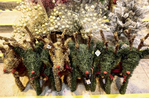 Những con tuần lộc trang trí cho Giáng sinh được trưng bày tại trung tâm thương mại Takashimaya ở Singapore. EPA/ TTXVN Những con tuần lộc trang trí cho Giáng sinh được trưng bày tại trung tâm thương mại Takashimaya ở Singapore. EPA/ TTXVN