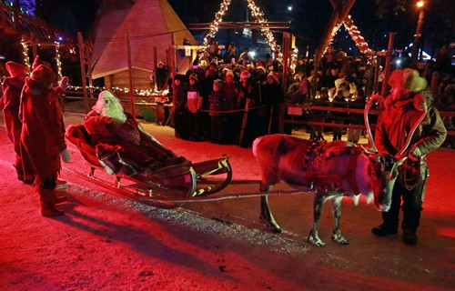 Ngôi làng của các ông già Noel ở vùng Rovaniemi của Phần Lan vẫn là điểm đến hấp dẫn du khách mỗi dịp Giáng sinh. Khách du lịch tới địa phương này với mong muốn được mục sở thị hình ảnh ông già Noel cưỡi cỗ xe tuần lộc đi khắp thế gian, mang theo nhiều món quà Giáng sinh tới từng ngôi nhà để phân phát quà cho các em nhỏ cũng như mang lại điều chúc tốt lành cho người dân mỗi dịp Giáng sinh và Năm mới. Trong ảnh: Ông già Noel chuẩn bị hành trình trao quà Giáng sinh tại Rovaniemi ngày 23/12. THX/ TTXVN Ngôi làng của các ông già Noel ở vùng Rovaniemi của Phần Lan vẫn là điểm đến hấp dẫn du khách mỗi dịp Giáng sinh. Khách du lịch tới địa phương này với mong muốn được mục sở thị hình ảnh ông già Noel cưỡi cỗ xe tuần lộc đi khắp thế gian, mang theo nhiều món quà Giáng sinh tới từng ngôi nhà để phân phát quà cho các em nhỏ cũng như mang lại điều chúc tốt lành cho người dân mỗi dịp Giáng sinh và Năm mới. Trong ảnh: Ông già Noel chuẩn bị hành trình trao quà Giáng sinh tại Rovaniemi ngày 23/12. THX/ TTXVN