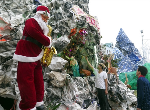 Đón mừng Thiên Chúa Giáng sinh, người dân khắp nơi, từ trung tâm thành phố Nam Định đến các huyện Xuân Trường, Hải Hậu, Giao Thủy, Nghĩa Hưng, Nam Trực… đã trang hoàng cờ hoa rực rỡ tạo nên không khí Noel 2016 thực sự rộn ràng. Trong ảnh: Giáo dân trang trí hang đá và đón mừng Thiên Chúa Giáng sinh tại Nhà thờ Giáo xứ Phú Nhai (xã Xuân Phương, huyện Xuân Trường, tỉnh Nam Ðịnh). Ảnh: Văn Đạt - TTXVN Đón mừng Thiên Chúa Giáng sinh, người dân khắp nơi, từ trung tâm thành phố Nam Định đến các huyện Xuân Trường, Hải Hậu, Giao Thủy, Nghĩa Hưng, Nam Trực… đã trang hoàng cờ hoa rực rỡ tạo nên không khí Noel 2016 thực sự rộn ràng. Trong ảnh: Giáo dân trang trí hang đá và đón mừng Thiên Chúa Giáng sinh tại Nhà thờ Giáo xứ Phú Nhai (xã Xuân Phương, huyện Xuân Trường, tỉnh Nam Ðịnh). Ảnh: Văn Đạt - TTXVN