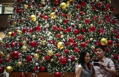 Người dân tận hưởng không gian huyền ảo, đón mừng lễ Giáng sinh an lành tại trung tâm thương mại Takashimaya ở Singapore. EPA/ TTXVN Người dân tận hưởng không gian huyền ảo, đón mừng lễ Giáng sinh an lành tại trung tâm thương mại Takashimaya ở Singapore. EPA/ TTXVN