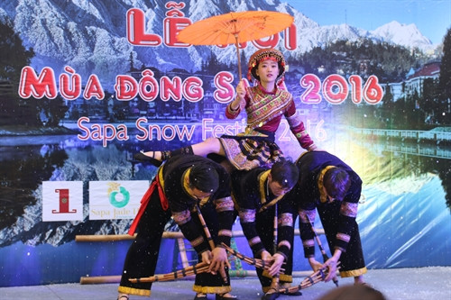 Biểu diễn ca múa nhạc dân tộc tại lễ hội. Ảnh: Huy Thông- TTXVN phát