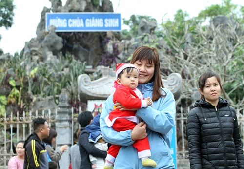 Một em bé được mẹ cho đi đón Giáng sinh ở nhà thờ Phát Diệm (Ninh Bình) từ chiều 24/12. Ảnh: Tuấn Anh- TTXVN Một em bé được mẹ cho đi đón Giáng sinh ở nhà thờ Phát Diệm (Ninh Bình) từ chiều 24/12. Ảnh: Tuấn Anh- TTXVN