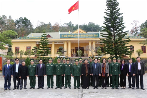 Phó Chủ tịch Quốc hội Tòng Thị Phóng với cán bộ chiến sỹ Đồn Biên phòng Đàm Thủy, tỉnh Cao Bằng. Ảnh: Phương Hoa – TTXVN