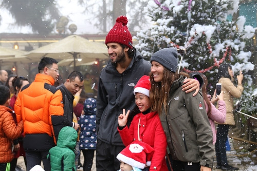 Du khách trong ngày lễ hội. Ảnh: Huy Thông- TTXVN phát