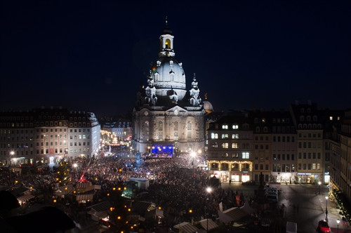Người dân Đức có truyền thống tập trung cầu nguyện và đón Giáng sinh tại Dresden tối 23/12. EPA/ TTXVN Người dân Đức có truyền thống tập trung cầu nguyện và đón Giáng sinh tại Dresden tối 23/12. EPA/ TTXVN