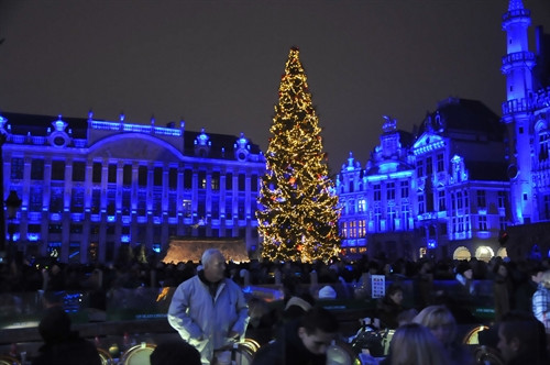Cứ vào dịp cuối năm, Lễ hội mùa đông với tâm điểm là chợ Noel cùng các hoạt động vui chơi giải trí lại được tổ chức tại thủ đô Brussels, Vương quốc Bỉ. Trong ảnh : Cây thông Noel trên Quảng trường lớn của Brussels. Ảnh : Kim Chung-TTXVN Cứ vào dịp cuối năm, Lễ hội mùa đông với tâm điểm là chợ Noel cùng các hoạt động vui chơi giải trí lại được tổ chức tại thủ đô Brussels, Vương quốc Bỉ. Trong ảnh : Cây thông Noel trên Quảng trường lớn của Brussels. Ảnh : Kim Chung-TTXVN