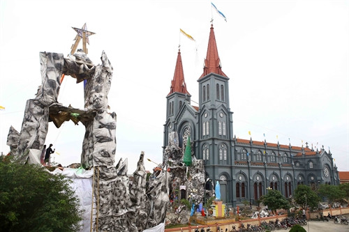 Nhà thờ giáo xứ Xuân Dực, huyện Xuân Trường (Nam Định) đước trang hoàng lộng lãy đón lễ giáng sính. Ảnh: Minh Quyết- TTXVN Nhà thờ giáo xứ Xuân Dực, huyện Xuân Trường (Nam Định) đước trang hoàng lộng lãy đón lễ giáng sính. Ảnh: Minh Quyết- TTXVN