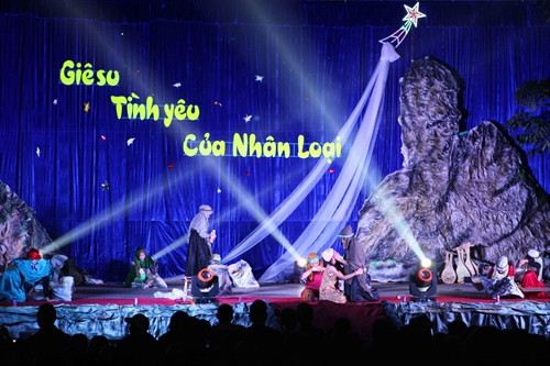 Hòa chung không khí đêm Giáng Sinh năm 2016, tối 24/12/2016 tại các giáo xứ, nhà thờ, xóm đạo, đồng bào công giáo cùng nhân dân tỉnh Nghệ An chào đón đêm Noel an lành, hạnh phúc. Ảnh: Thanh Tùng- TTXVN Hòa chung không khí đêm Giáng Sinh năm 2016, tối 24/12/2016 tại các giáo xứ, nhà thờ, xóm đạo, đồng bào công giáo cùng nhân dân tỉnh Nghệ An chào đón đêm Noel an lành, hạnh phúc. Ảnh: Thanh Tùng- TTXVN