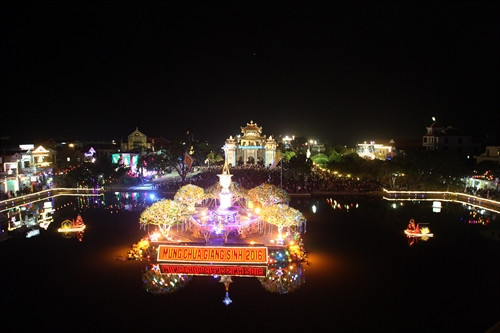 Hòa chung với không khí đón chào Giáng sinh 2016, nhà thờ Phát Diệm (Ninh Bình) đã được trang hoàng lộng lẫy đón tiếp các giáo dân và du khách thập phương về mừng ngày lễ Giáng sinh. Ảnh: Tuấn Anh- TTXVN Hòa chung với không khí đón chào Giáng sinh 2016, nhà thờ Phát Diệm (Ninh Bình) đã được trang hoàng lộng lẫy đón tiếp các giáo dân và du khách thập phương về mừng ngày lễ Giáng sinh. Ảnh: Tuấn Anh- TTXVN