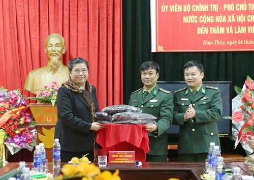 Phó Chủ tịch Quốc hội Tòng Thị Phóng tặng quà lưu niệm cho cán bộ chiến sỹ Đồn Biên phòng Đàm Thủy, tỉnh Cao Bằng. Ảnh: Phương Hoa - TTXVN