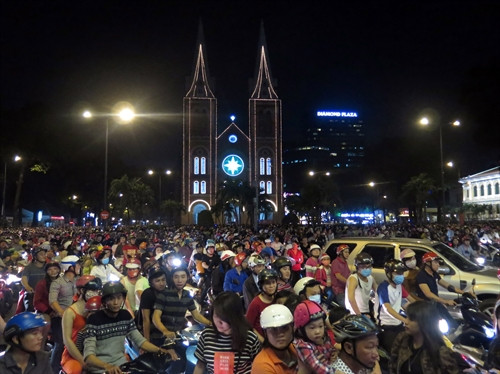 Hòa chung với không khí đón chào Giáng sinh 2016, tối 24/12/2016, hàng ngàn người dân trên địa bàn Tp. Hồ Chí Minh xuống đường đón Giáng sinh 2016. Trong ảnh: Người dân đón Giáng sinh 2016 tại khu vực nhà thờ Đức Bà, quận 1. Ảnh : Hoàng Hải-TTXVN Hòa chung với không khí đón chào Giáng sinh 2016, tối 24/12/2016, hàng ngàn người dân trên địa bàn Tp. Hồ Chí Minh xuống đường đón Giáng sinh 2016. Trong ảnh: Người dân đón Giáng sinh 2016 tại khu vực nhà thờ Đức Bà, quận 1. Ảnh : Hoàng Hải-TTXVN