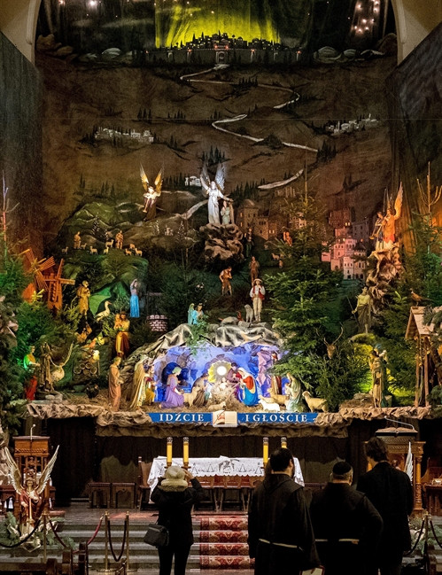 Cảnh Chúa Giáng sinh được tái hiện tại Katowice, Ba Lan, chuẩn bị đón lễ Giáng sinh an lành, tối 23/12. EPA/ TTXVN Cảnh Chúa Giáng sinh được tái hiện tại Katowice, Ba Lan, chuẩn bị đón lễ Giáng sinh an lành, tối 23/12. EPA/ TTXVN