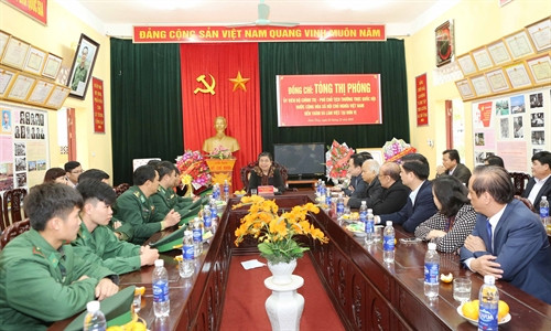 Phó Chủ tịch Quốc hội Tòng Thị Phóng thăm, làm việc tại Đồn Biên phòng Đàm Thủy, tỉnh Cao Bằng. Ảnh: Phương Hoa – TTXVN